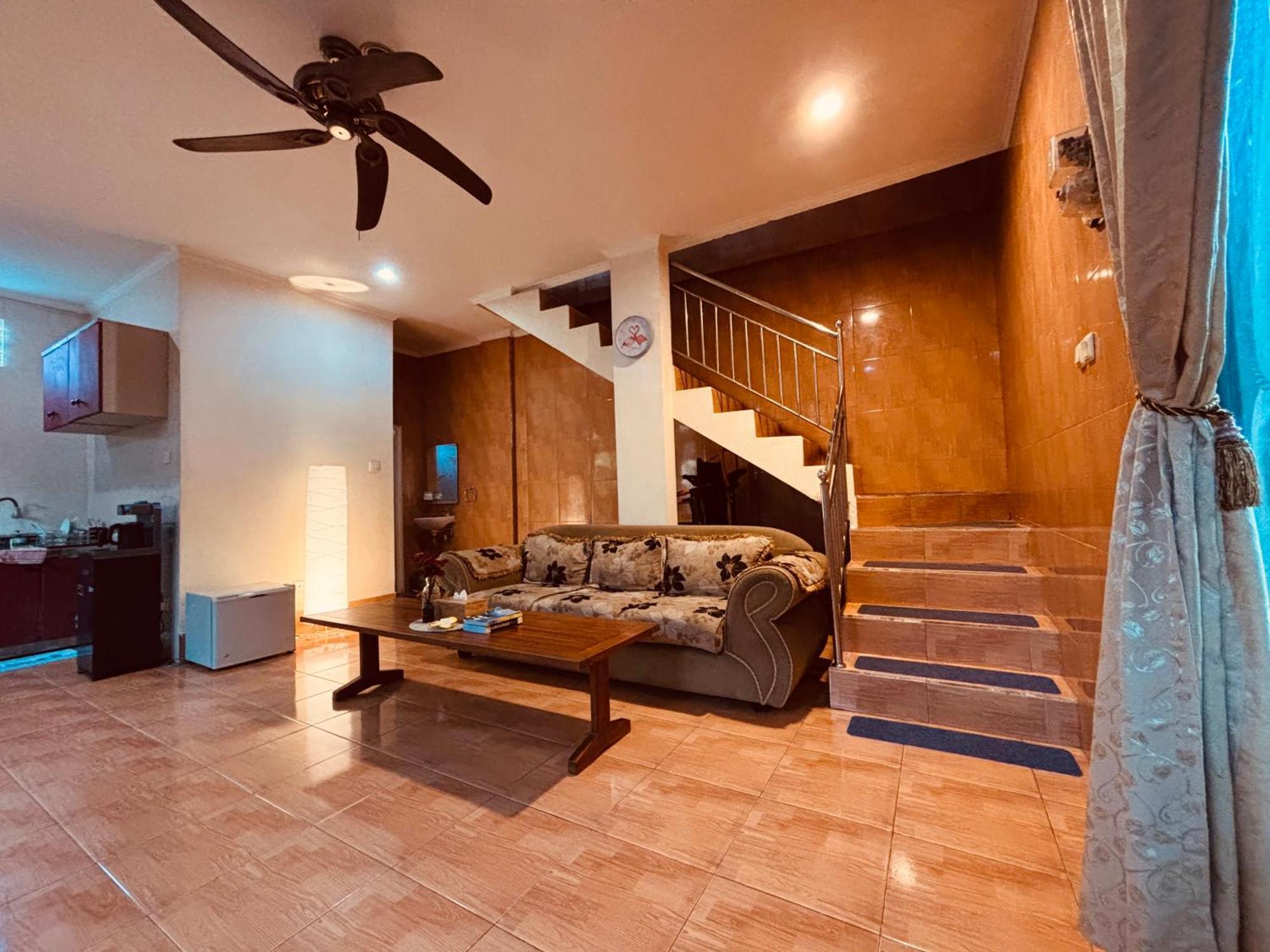 Mama Mega Homestay Pesanggaran Екстериор снимка