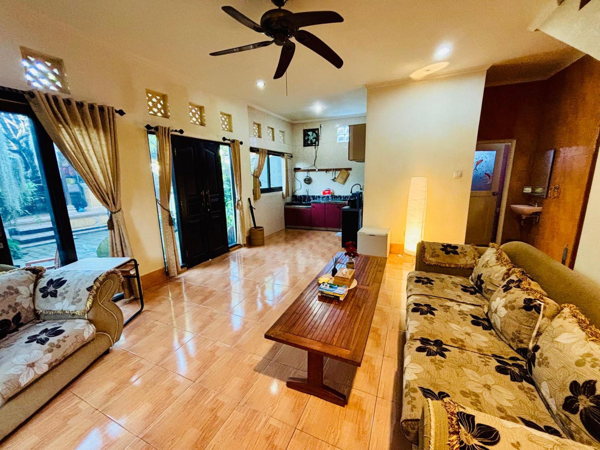 Mama Mega Homestay Pesanggaran Екстериор снимка